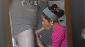 Play A diarista de faz faxina aqui em casa chupando meu pau
