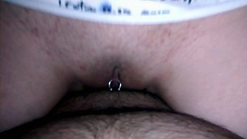 Play Novinha cavalgando deliciosamente com piercing na xoxota