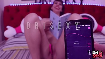 Play Lendo os Contos do Beedle o Bardo com lush na bucetinha &vert; Dri Sexy