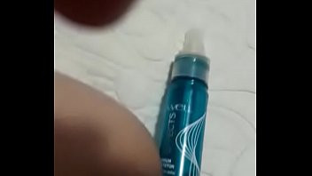 Amiga socando vidro de perfume no cu