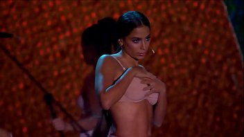 Play Anitta Pagando Peitinho no Multishow 2017 (ao som de "Baby Blues")