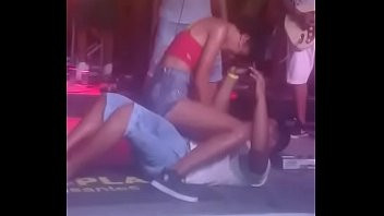 Play Novinha sentando e kikando no show de NewoPlay