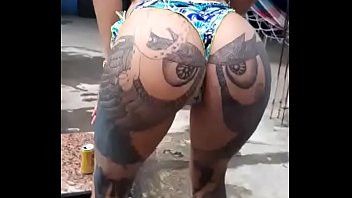 Play Novinha dançando anitta