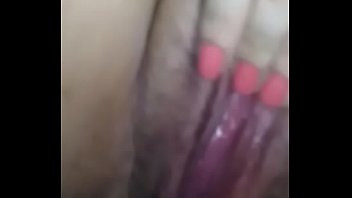 Play Siririca da bucetuda, sentada com um pepino no cu