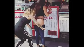 Play Mostrando a bunda da gostosa