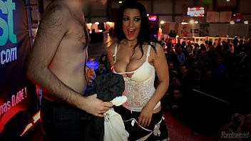 Play Sonia Adora Ser Fodida Em Palco / Big Titted Slut Loves To Fuck In Public