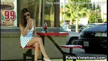Play MIJANDO NA GAROTA NA RUA