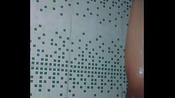 Play Novinho hetero tatuado batendo uma no banho