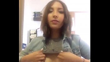 Play Secretaria gostosa mostrando os seios na webcam