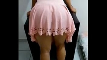 Play Esposa de sainha mostrando a calcinha
