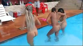 Play Garotas dançando peladas na piscina