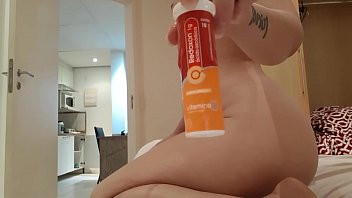 Play Mimi Boliviana doente e com tesao se masturbando com a vitamina c