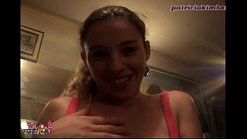 Play A GATONA DELICIOSA PATRICIA KIMBERLY SE EXIBINDO E FAZENDO UM EXCITANTE STRIP TEASE