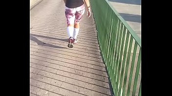 Play Coroa rabuda na rua com roupa de academia