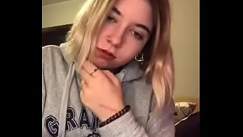 Play Lalau mostrando a bunda e o peito no Periscope