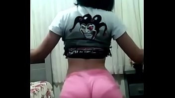 Play Morena gostosa dancando de shortinho sem calcinha