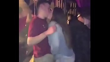 Play Novinha com tesão mamando na balada