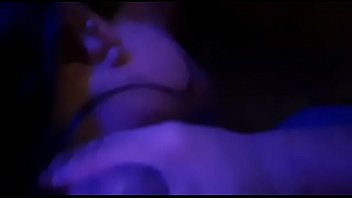 Play Karol Goiana se esfregando toda enquanto brinca bem safada de chupar um pau grosso e gostoso dentro da banheira do motel. Emoções Motel. Goiânia. Goiás