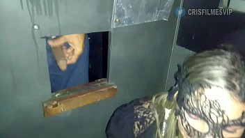 Play Gloryhole 1 no sexshop Centro SP - chupando desconhecidos - corno filmando