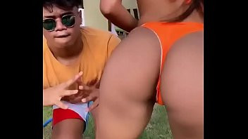Play Novinhas gostosas dançando funk de biquíni parte 2