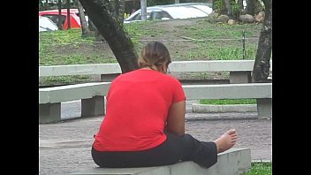 Play Pés da louraça na praça (1)