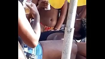 Play Roçando na praia