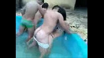 Play Novinhas bebadas na suruba na piscina