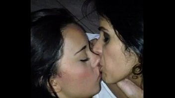 Play Lindas morenas dando o cu