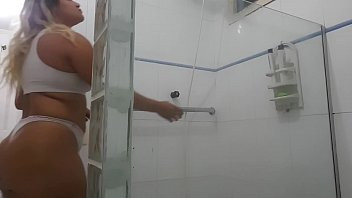 Play Caiu na Net !!! Minha Esposa tomando banho se preparando para transar com 4 Negros Superdotados !!!
