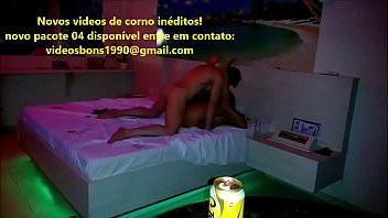 Corno fumando e tomando cerveja enquanto o amante fode sua esposa