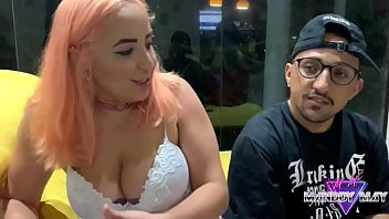 Play Omorashi - Bebeu toda a água e teve que segurar o xixi na frente da visita - Evelyn Buarque - Pistolinha Ator - Andrehot