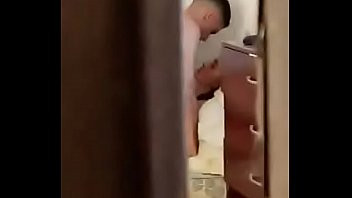 Play Jovem Flagrou a Sua Irmã Transando Com o Namoradinho Com a Porta Entreaberta