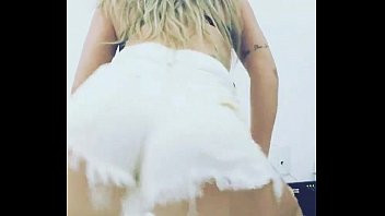 Play Loira dançando