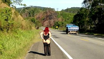Play Bia Costa Mostrando a Bunda na Rodovia