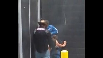 Play Puta dando pra dois na rua