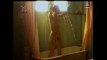 Play Naked Lídia Brondi in O Beijo No Asfalto1