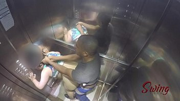 Play Sorayyaa e Leo Ogro foram pegos fudendo no elevador