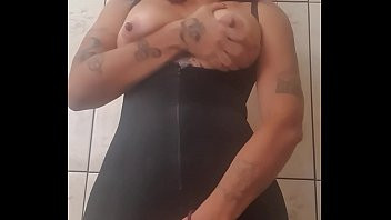 Play Melissa Devassa comprou uma cinta pela internet e quando recebeu já ficou com tesão. Também no 16° dia de quarentena como ela está? Subindo pelas paredes. Vem baixinhos fazer chamada de vídeo