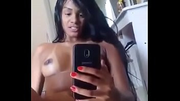 Play Morena se mostrando