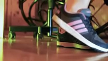 Play Garota sneaker adidas pes sem meias