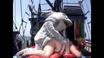 TUBARÃO COMENDO BALEIA