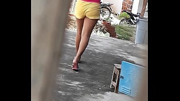 Play Filha da vizinha de shortinho