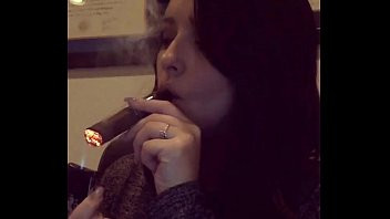 Play Mulher do instagram fumando charuto