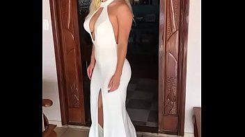 Play Linda loira vestido branco