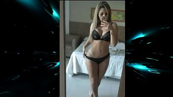 Play Se exibindo de lingerie