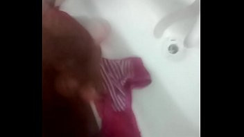 Play Negão dotado gozando na calcinha da enteada gostosa