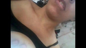 Play Novinha se masturbando escondida no banheiro