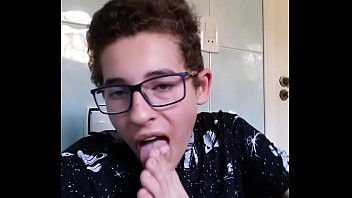 Play Lambendo e Gozando no meu pé com chulé <3