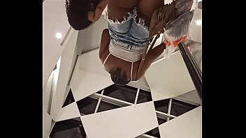 Play Safada com bunda de fora no shopping upskirt