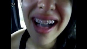 Play Gostosa de aparelho engole leitinho